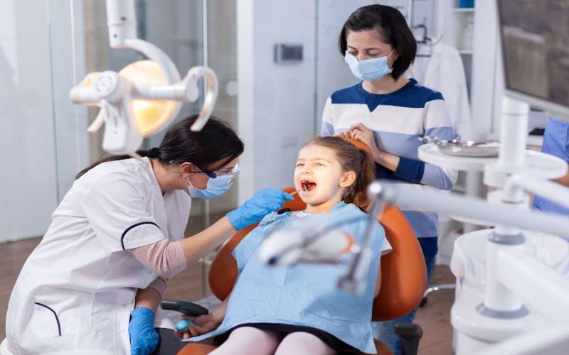 Odontologia infantil: entenda quando levar seu filho ao dentista
